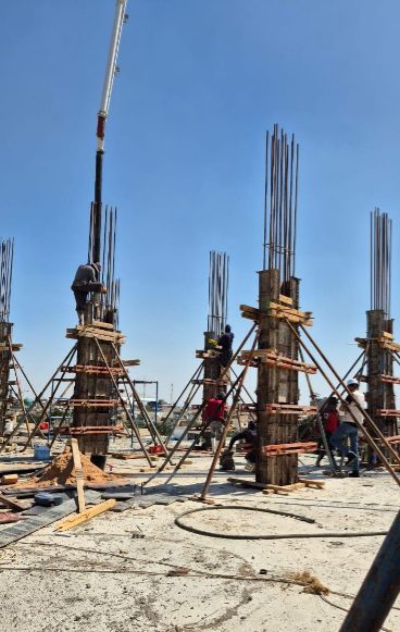قاڵبی ستوونە کۆنکریتییەکان و پاڵپشتەکانیان لە شوێنی کار